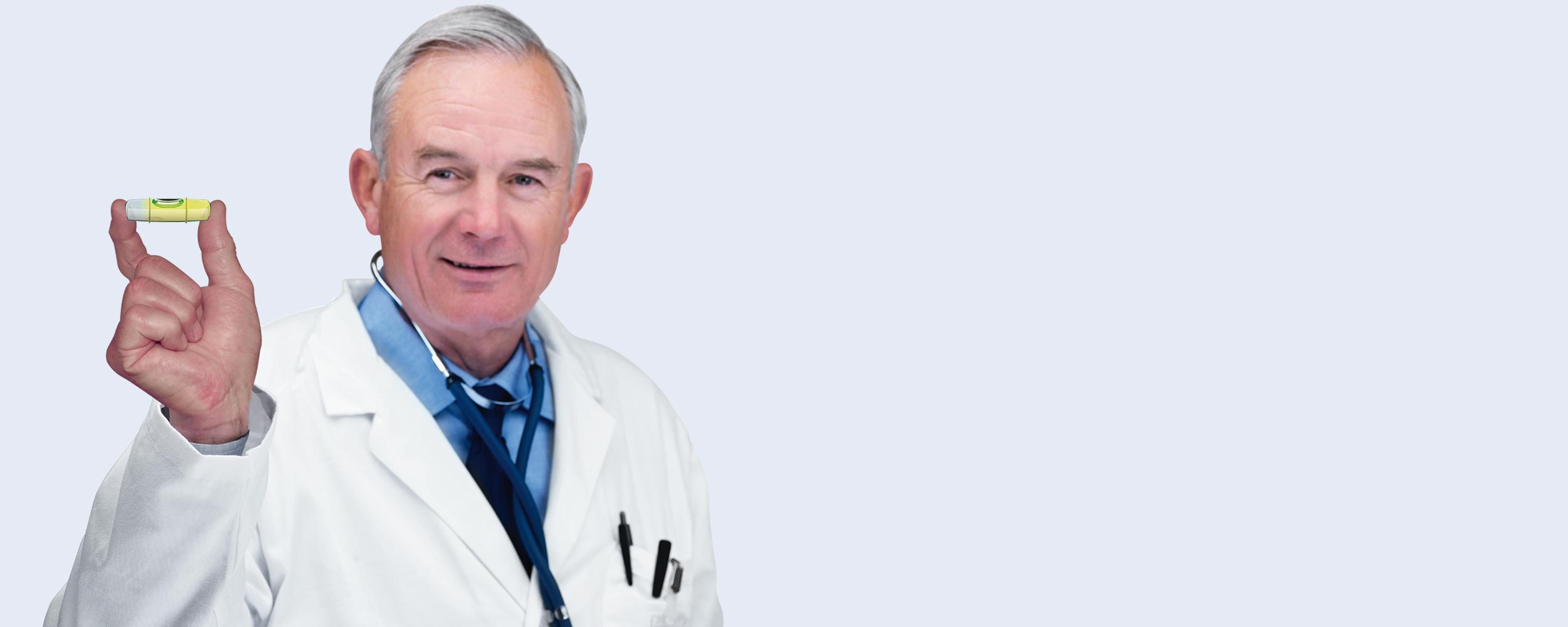 Médico sosteniendo un filtro