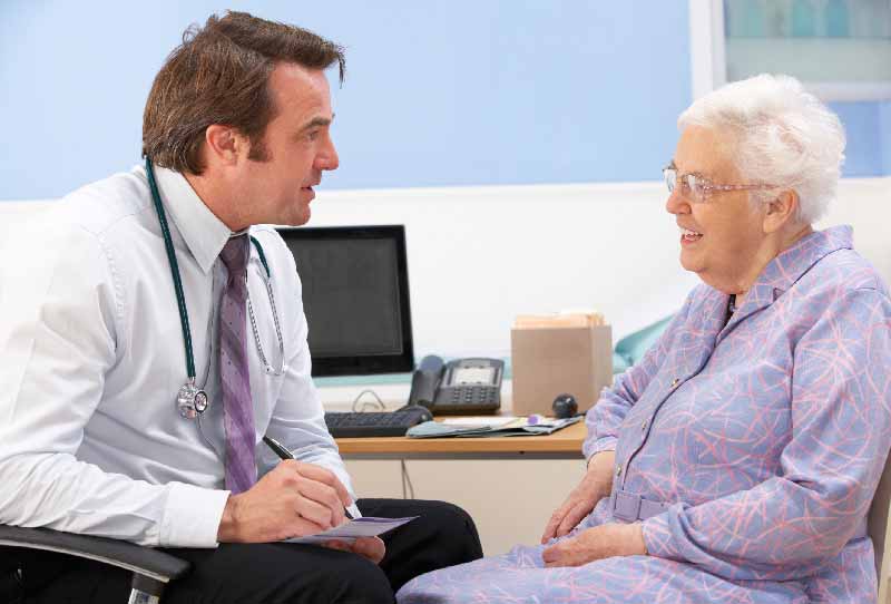 Médico aconsejando a paciente mayor
